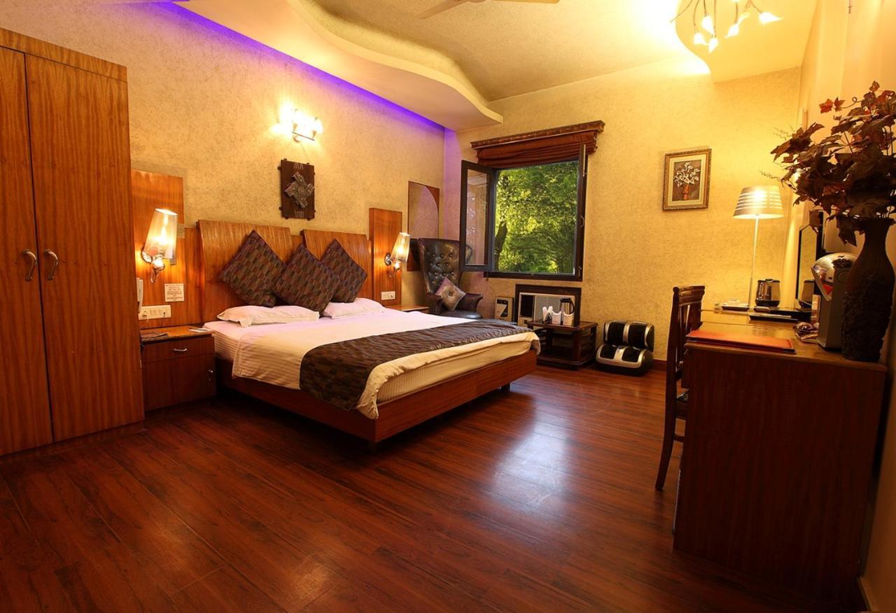 Hotel Royal Castle Grand Нью-Дели Экстерьер фото