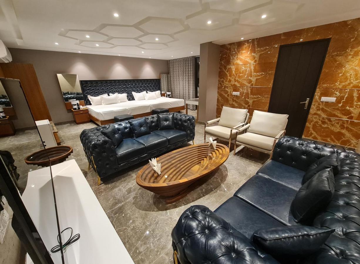 Hotel Royal Castle Grand Нью-Дели Экстерьер фото