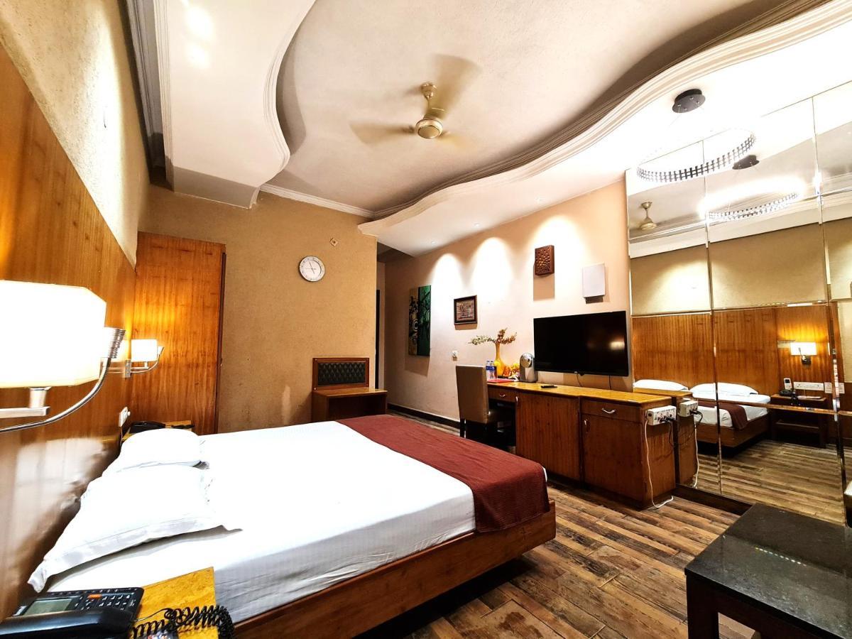 Hotel Royal Castle Grand Нью-Дели Экстерьер фото