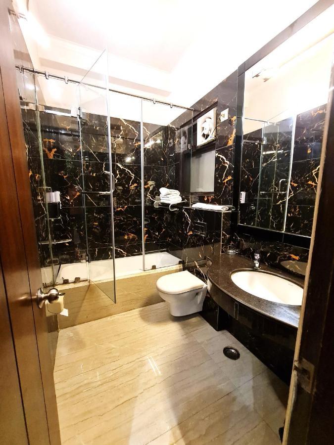 Hotel Royal Castle Grand Нью-Дели Экстерьер фото