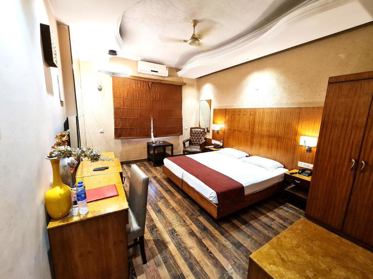 Hotel Royal Castle Grand Нью-Дели Экстерьер фото