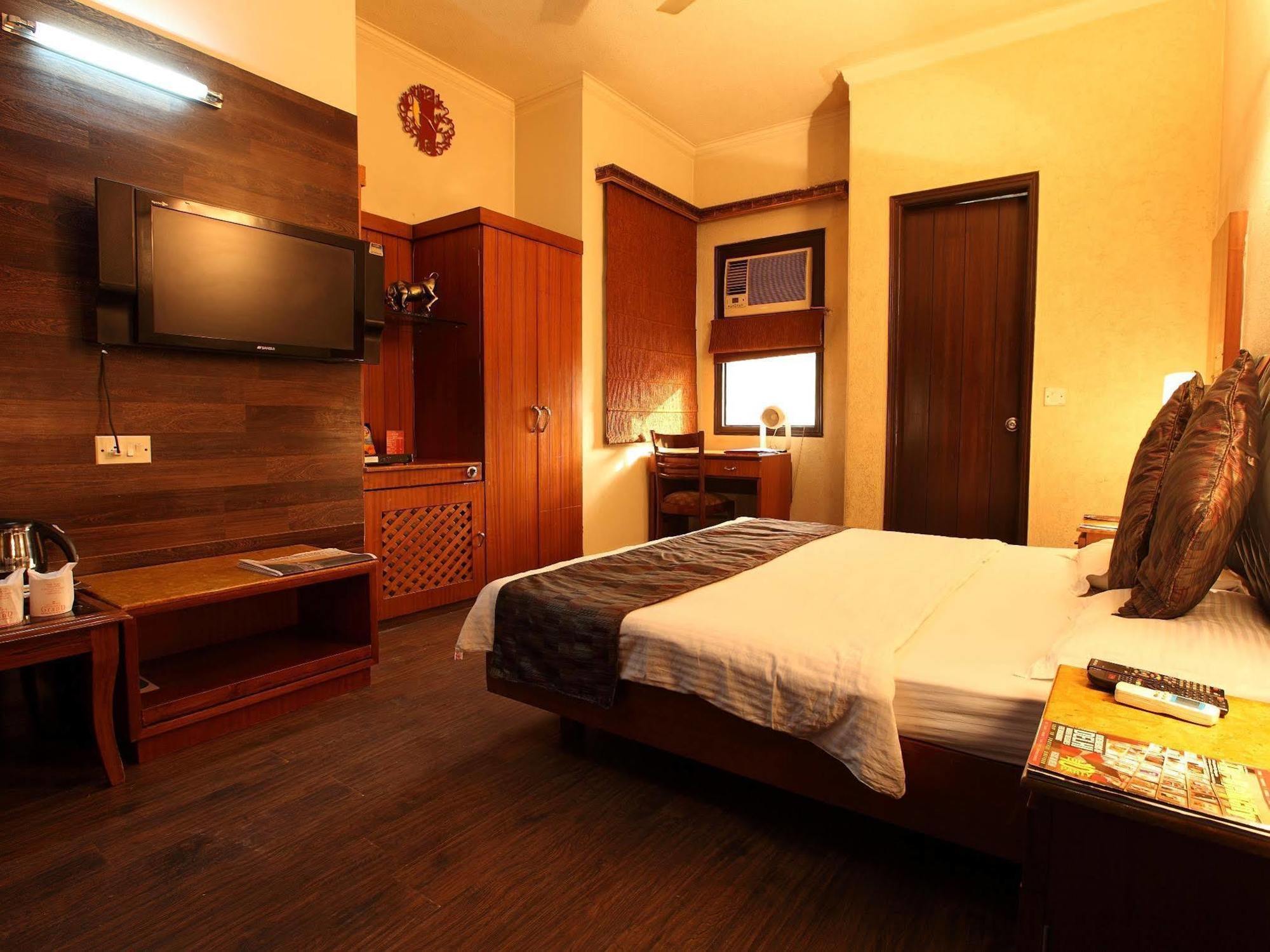 Hotel Royal Castle Grand Нью-Дели Экстерьер фото