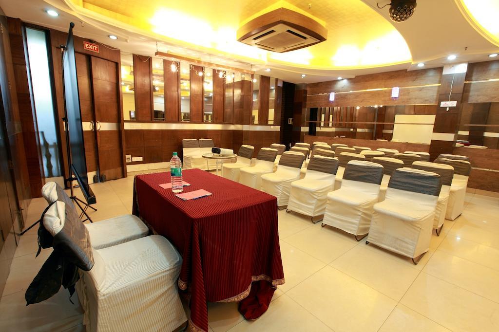 Hotel Royal Castle Grand Нью-Дели Экстерьер фото